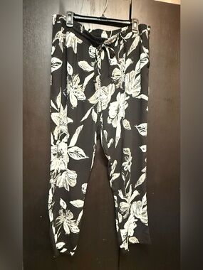 Black & White Floral Drawstring Relaxed Leg Pants - Women